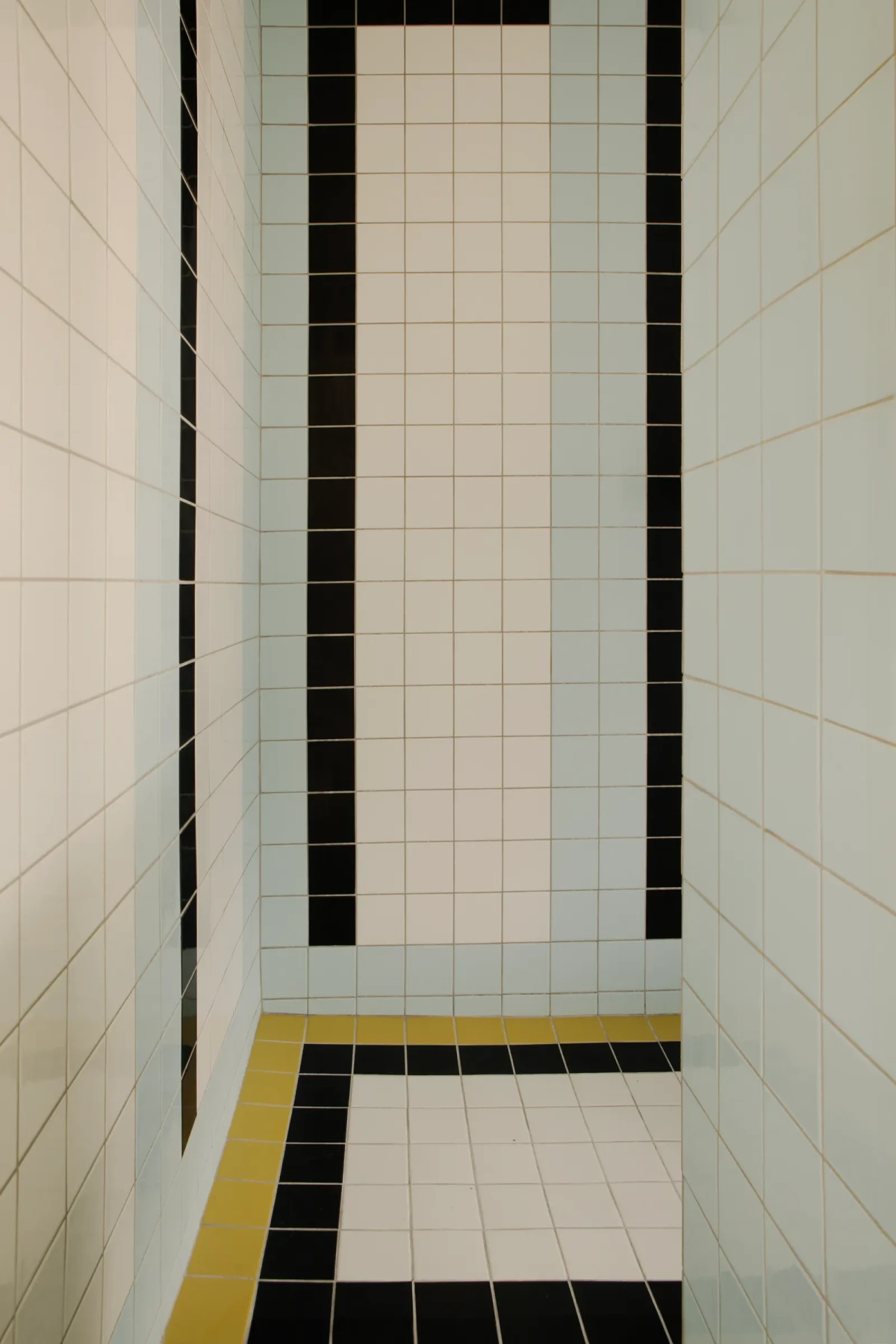 Łazienka w brutalistycznym studio w Paryżu