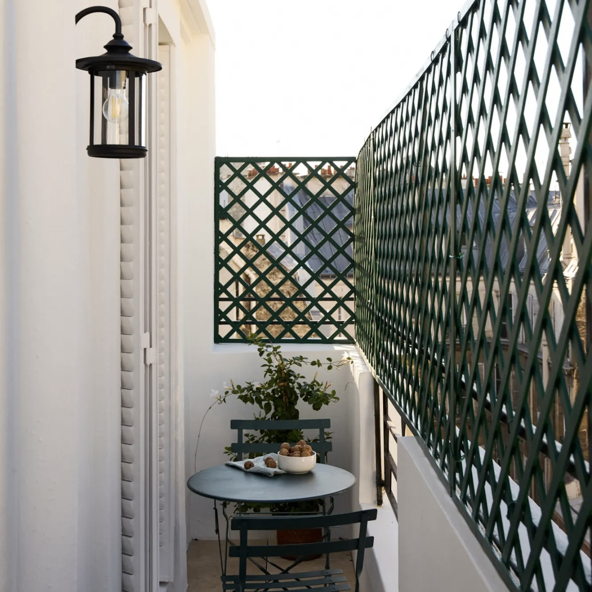 Balkon w małym mieszkaniu w Paryżu przy Champs Elysess