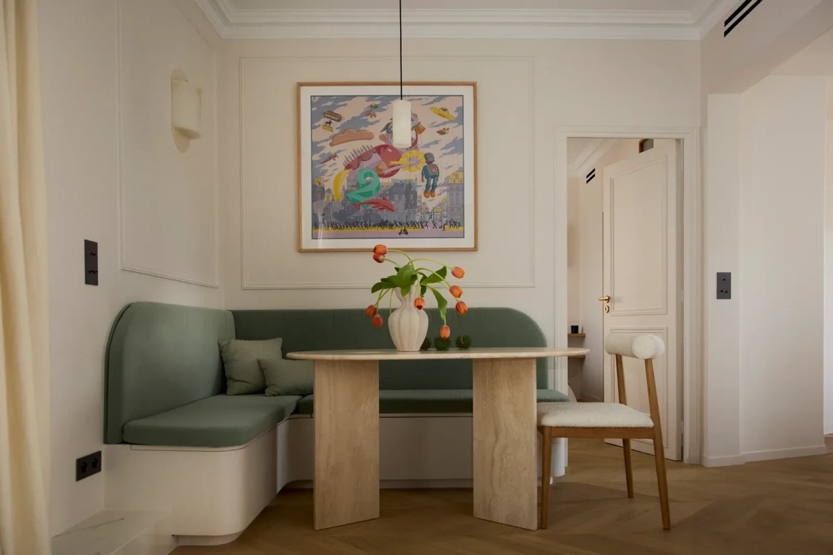Widok na salon w niewielkim mieszkaniu w Paryżu