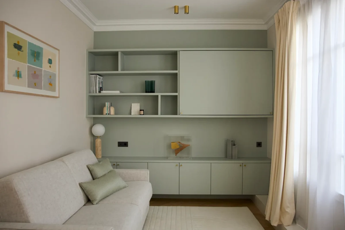 Maly apartament w Paryżu z widokiem na Champs Elyses