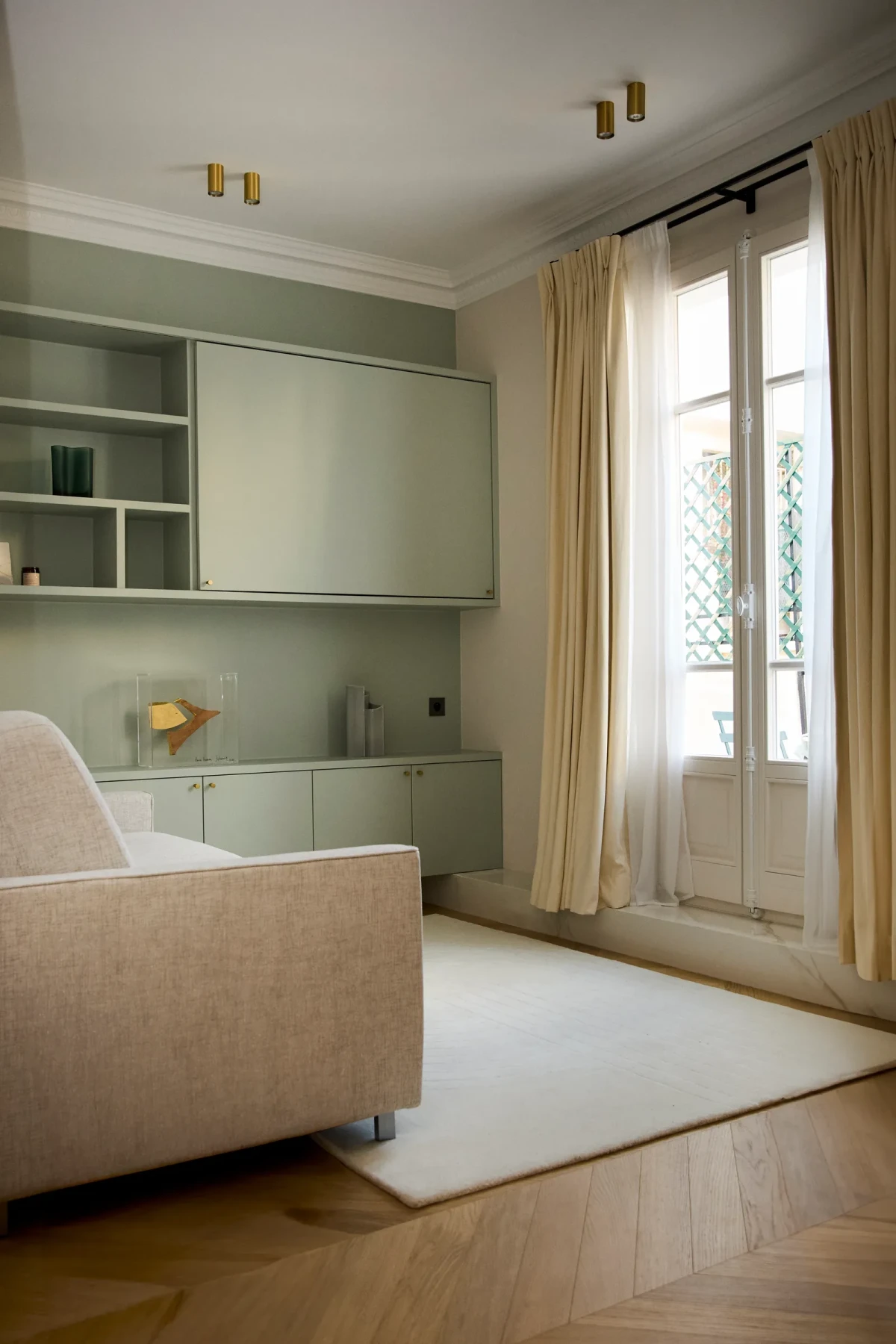 Mały apartament z tarasam przy Champs Elysess