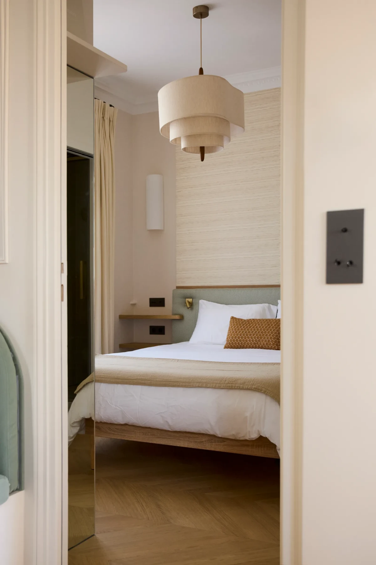 Sypialnia w małym apartamencie w Paryżu 