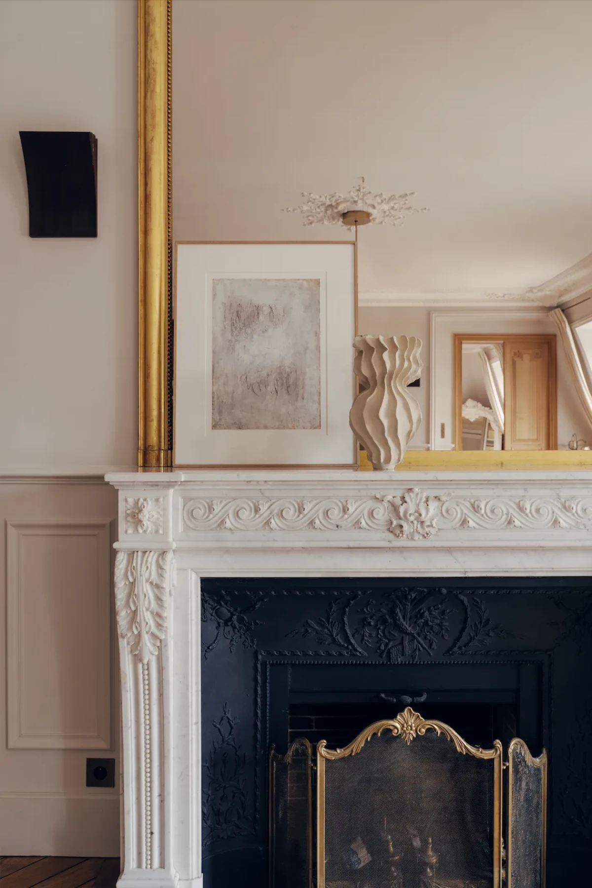 Mieszkanie n poddaszu w Paryżu kominek