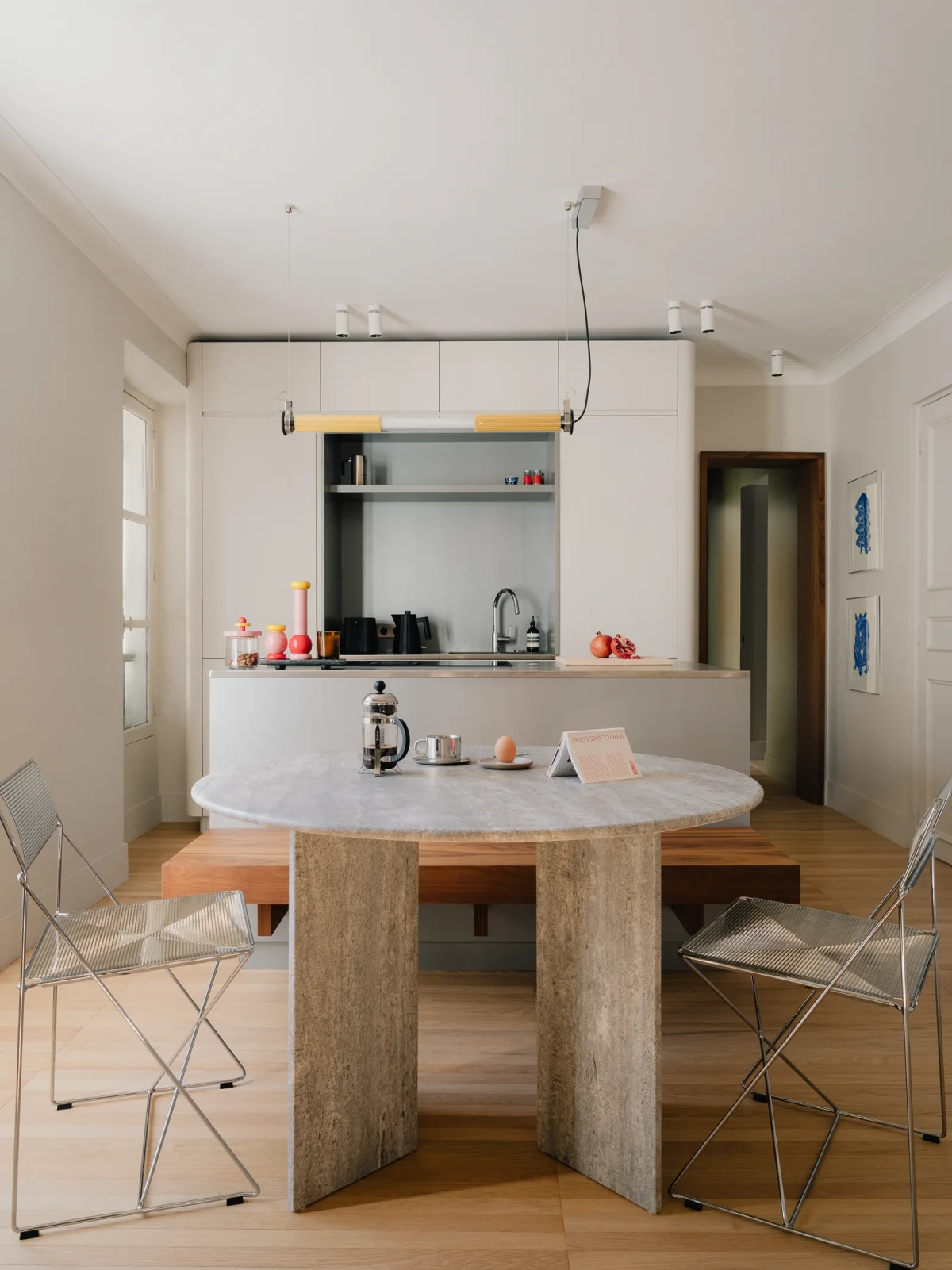 Modernistyczna kawalerka w Paryżu