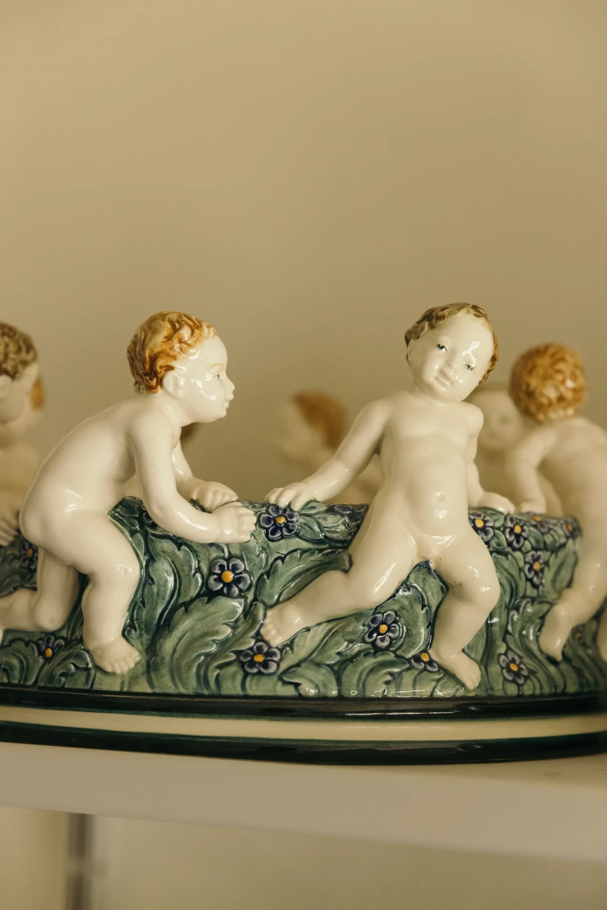 Miska z motywem puttów autorstwa ceramika Wilhelma Süsa pochodzi z 1910 roku. Marzena Skubatz