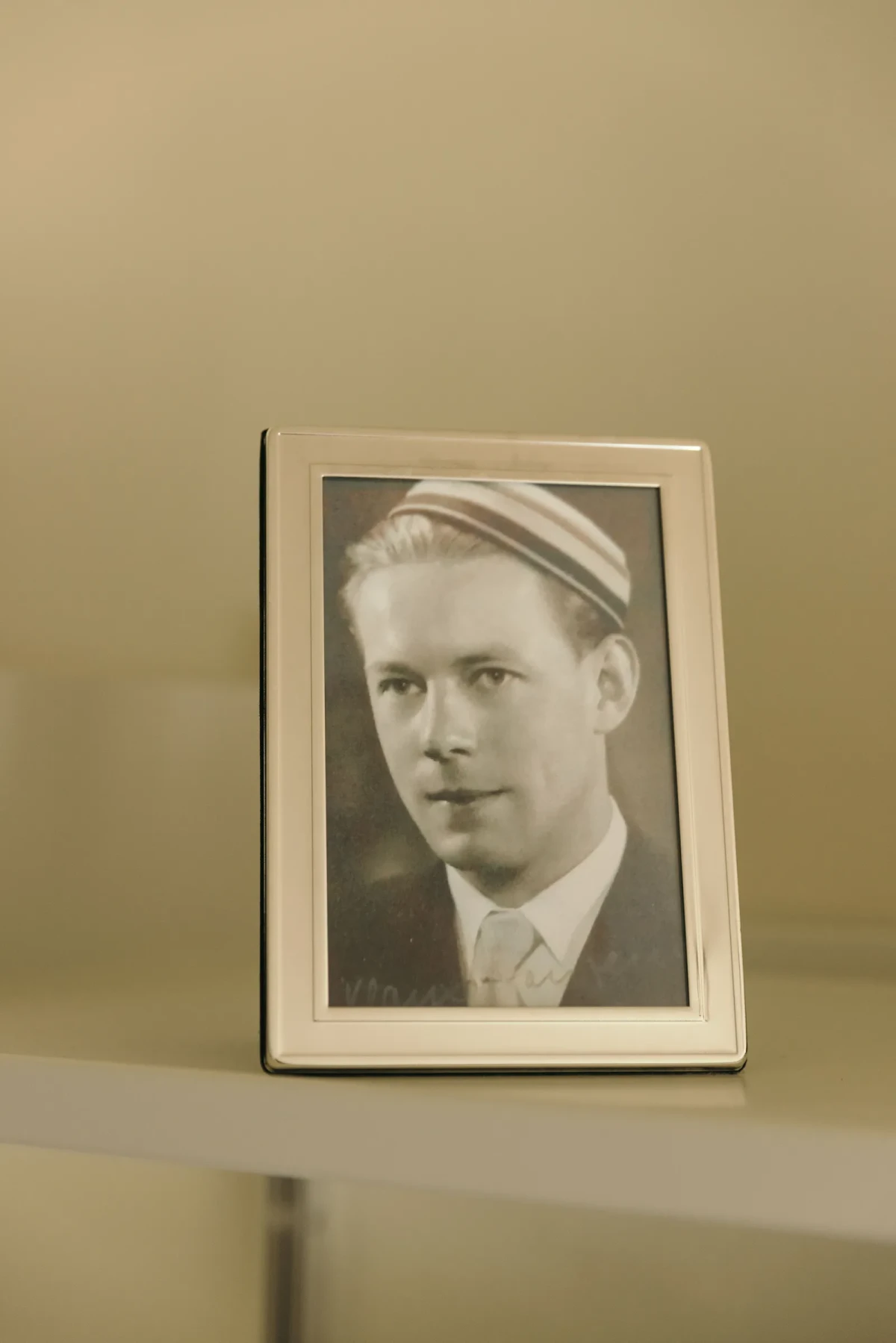 Wujek Leonie, Klaus, który w wieku 80 lat przeprowadził się do dzielnicy Hansaviertel, jest powodem, dla którego obie panie poznały tę dzielnicę. Marzena Skubatz